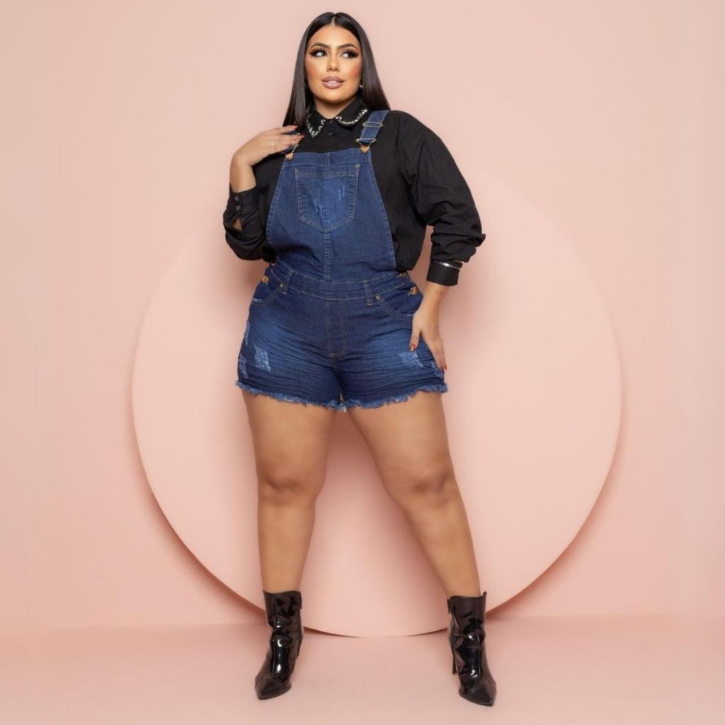 jardineira short jeans feminino plus size com lycra macaquinho Moda Plus Size