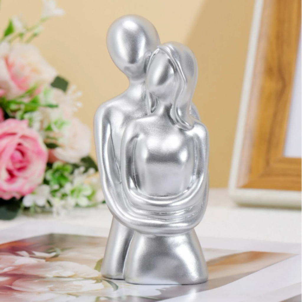 Estatua Estatueta Casal Namorados Abraçados em Gesso Casa Escritório Enfeite de Sala Decoração — imagem 2 de 2