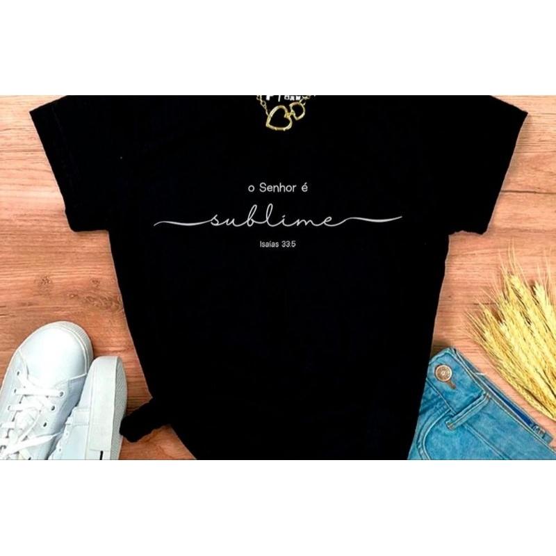 Baby Look O Senhor é Suplime Camiseta Feminina Algodão T-shirt Moda Evangélica Versículo Bíblico Isaias Casual Gospel Cristã Igreja Católica Religiosa Fé Salvador Crucificação DEUS JESUS Blusa Estampada Tumblr Promoção