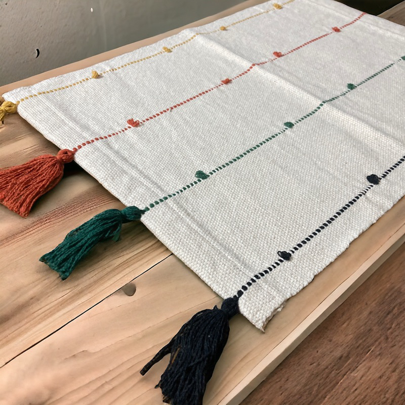 Um Lugar Americano Artesanal Tear Pompom para Compor e Decorar Mesa Posta 34cmx47cm