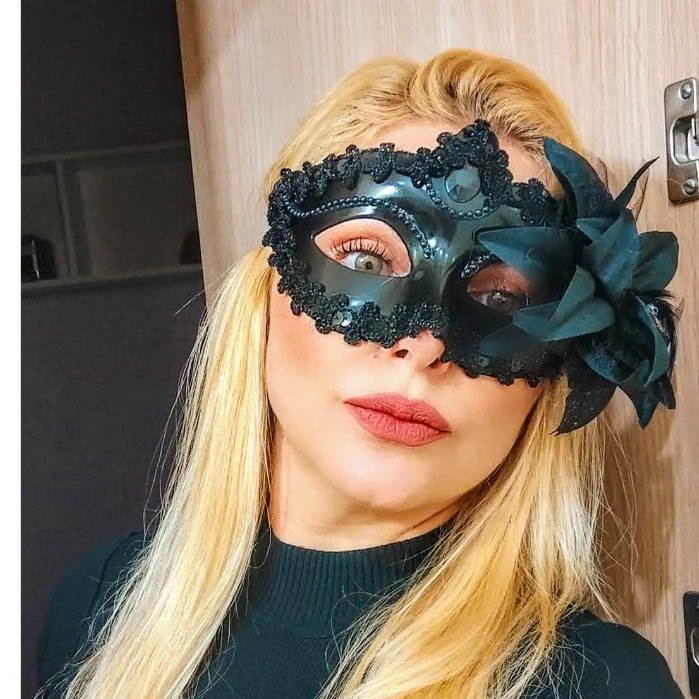 Máscara adereço  festa carnaval em renda pedrarias estruturada com flor e sem flor, preta, dourada ,rosa, Pink, prateada em Oferta na Shopee