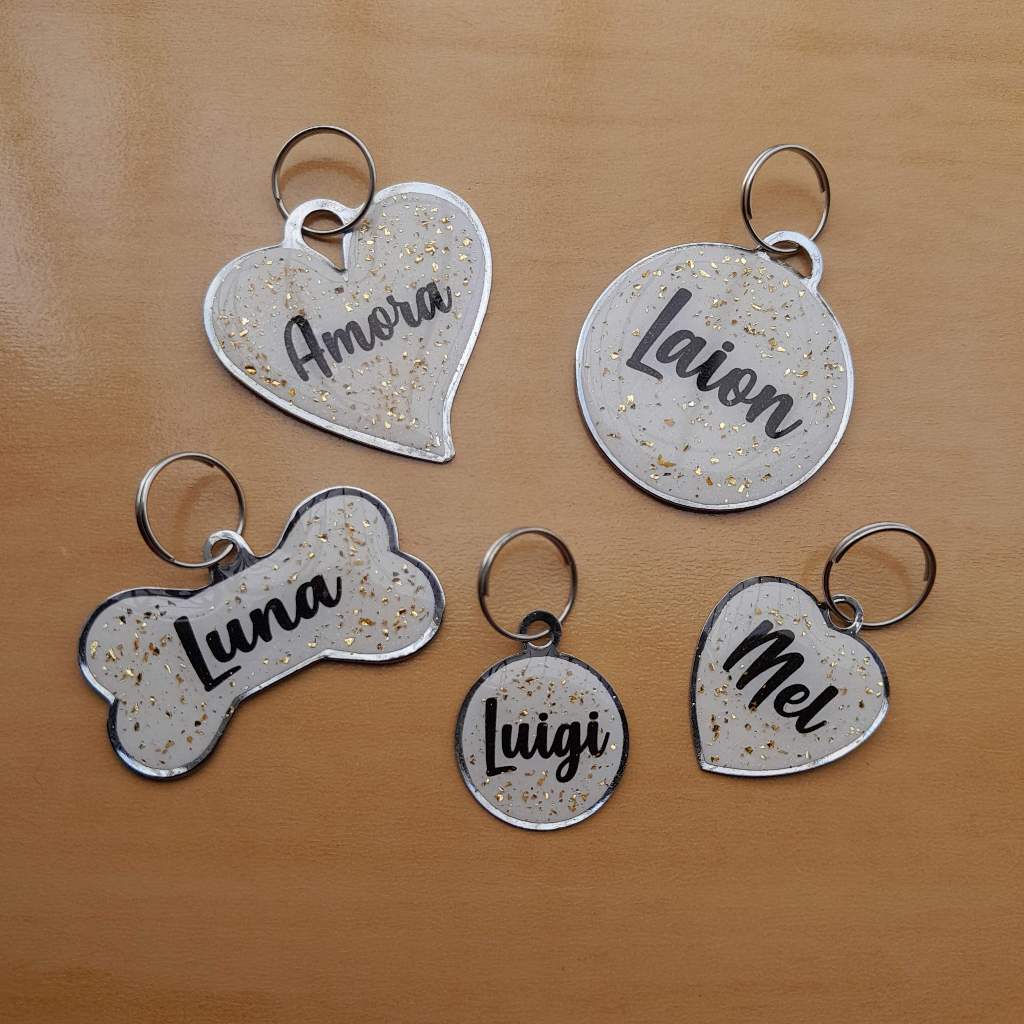 Plaquinha de Identificação Pet com Brilhos Dourados Personalizada Com Nome e Telefone do Tutor no Verso-Cão-Gato-Pingente-Medalha-Cachorro-Placa-Plaquinhas-Pets-Plaqueta-Gata-Branco-Branca-Resina-Resinada-Resinado-Tag-Dourada-Luxo-Brilho-Brilhosa-Glitter
