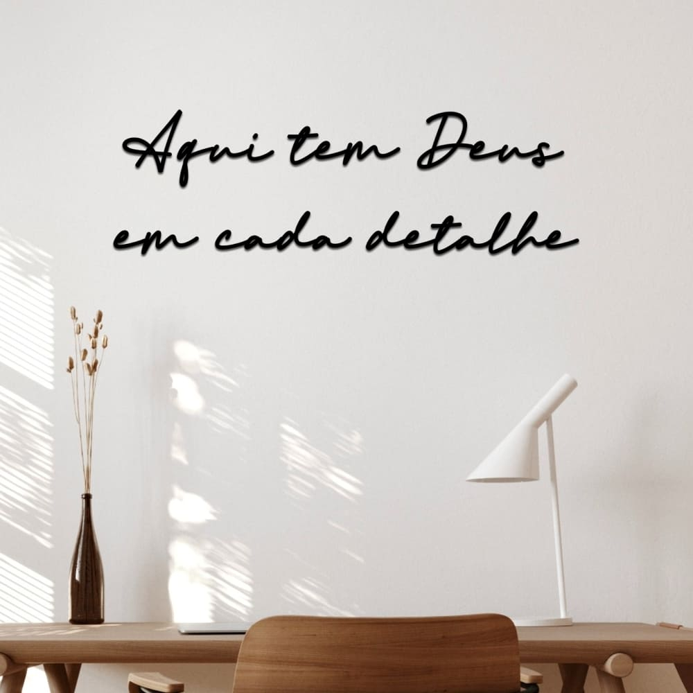 Quadro Aqui Tem Deus Em Cada Detalhe Decoração Frase em Mdf 3mm Preto