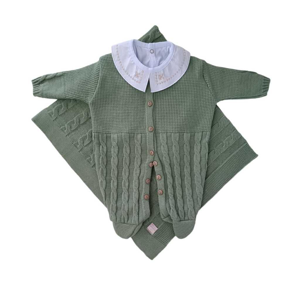 Saída Maternidade Tricô com 03 peças: macacão+manta+body com gola bordada.