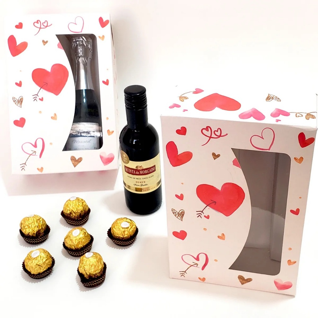 Dia dos Namorados! Caixa Presente (15un) com suporte para longneck, mini vinhos e doces - Coração