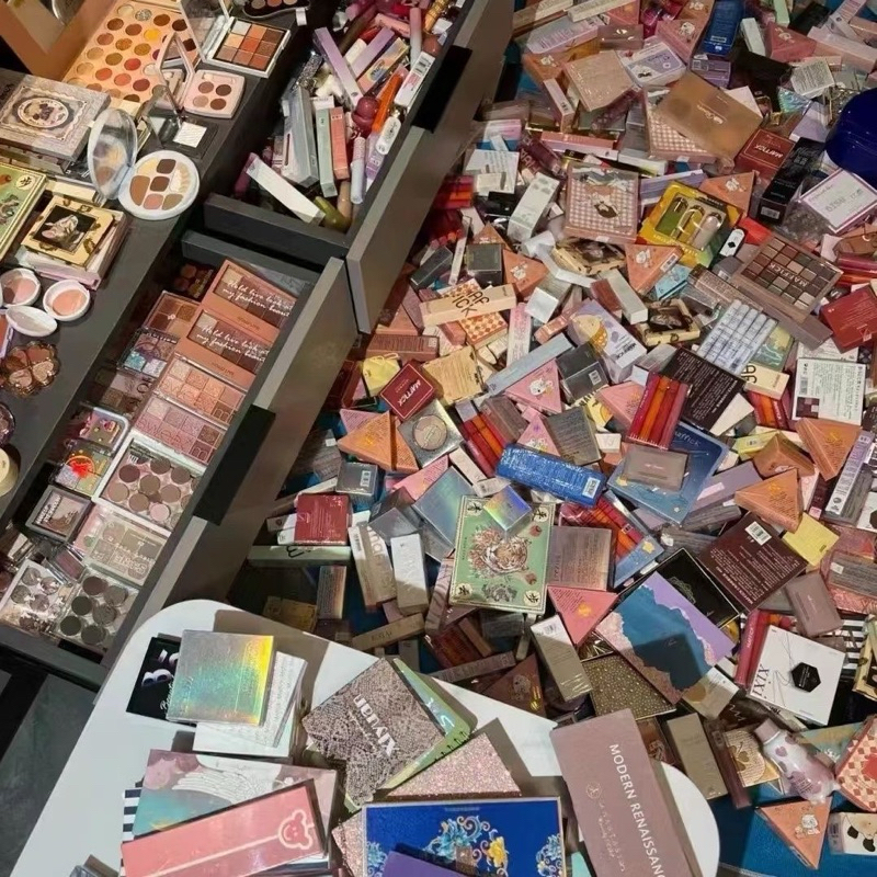 Batons, acessórios de maquiagem, base, delineadores, produtos de beleza em liquidação estão à venda aleatoriamente!