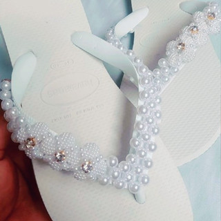 Sandalia havainas decoradas com perolas linha luxxxo branca em Oferta na Shopee