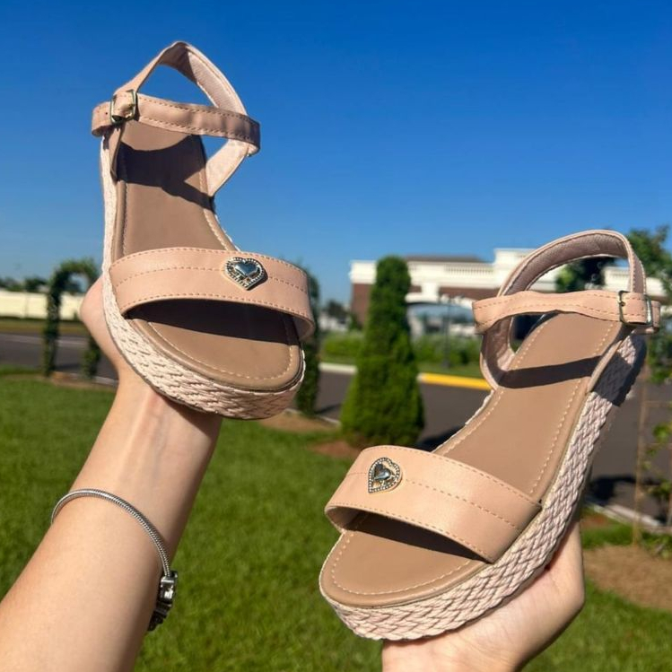 Sandália Feminina Pingente Coração Anabela Plataforma Flatform Confortável Macia Abotoar Moderna