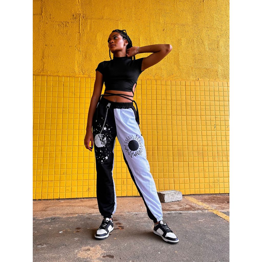 Conjunto com calça gringa sol e lua preto e branco e cropped gola alta