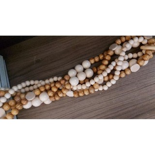 Colar Triplo Mesa/Rack bolas madeira claras em Oferta na Shopee