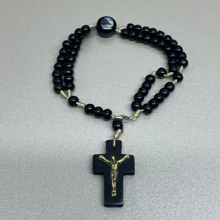Terço De Mão - Nossa Senhora Aparecida, São Bento De Madeira  Com Crucifixo Unissex em Oferta na Shopee