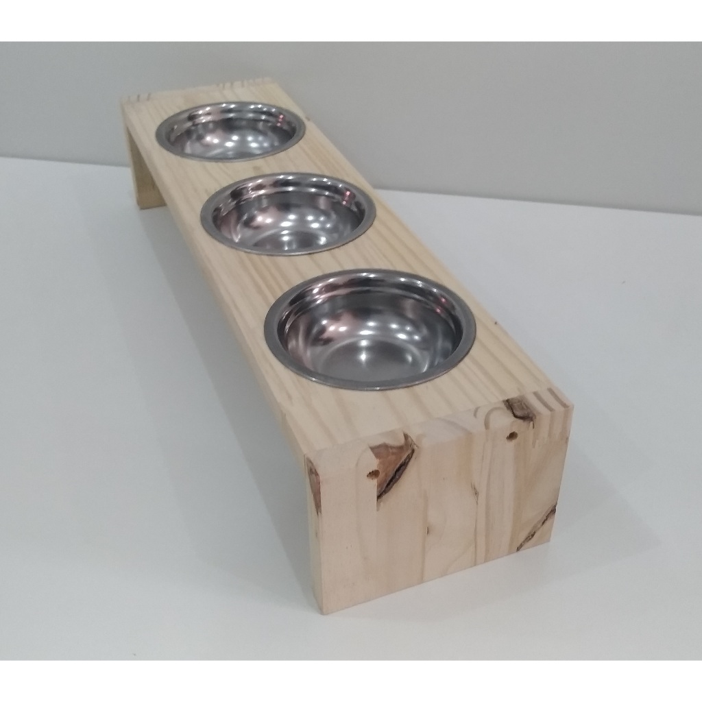 Comedouro triplo feito em madeira tipo Pinus com potes em aluminio