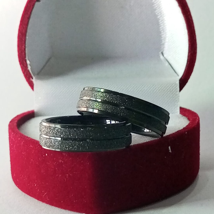 Par de Aliança 6mm Abaulada Preta Modelo Novo Jatada Brilho Com Friso