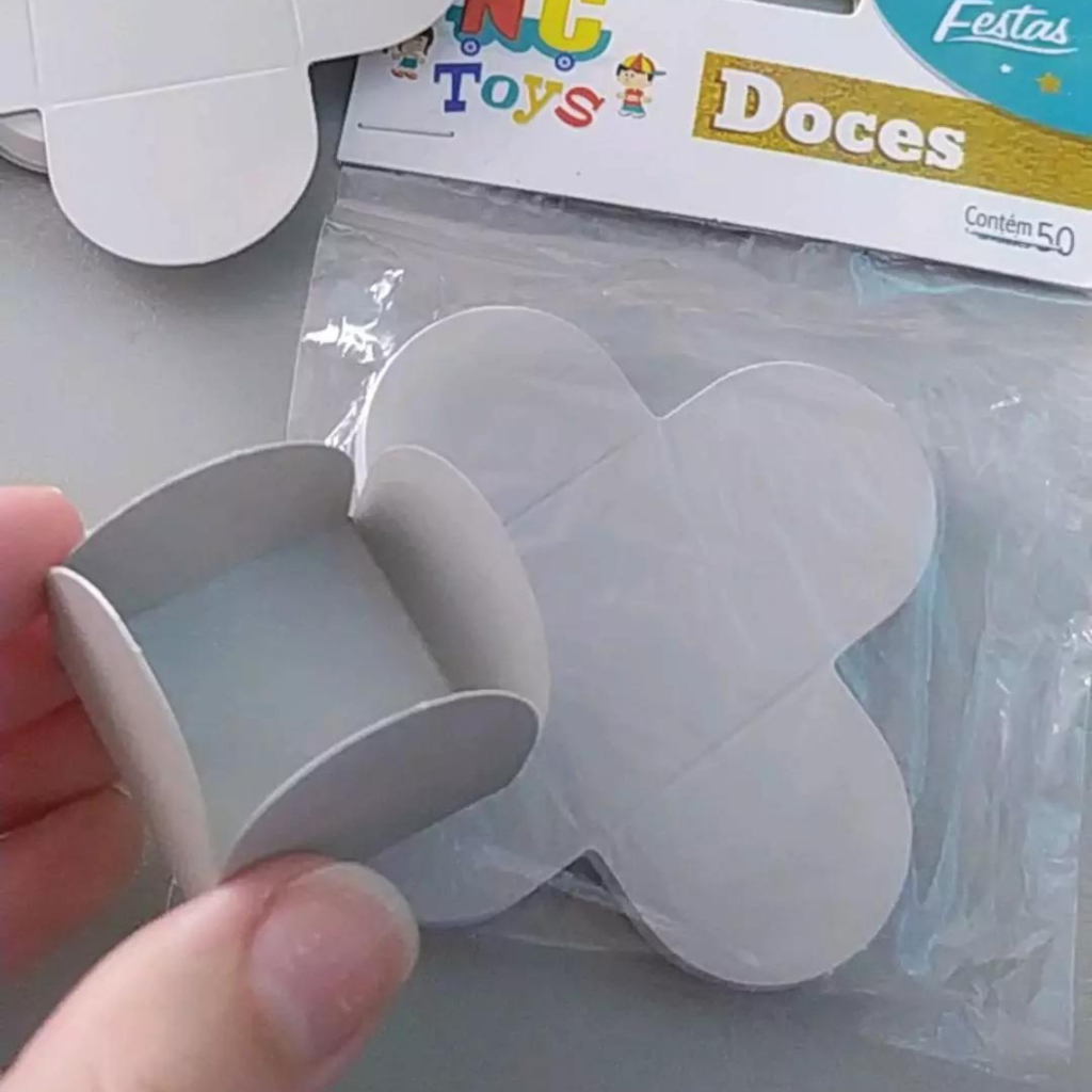 Detalhes do Forminhas para Doces 4 Pétalas Prata 50 unidades NC Toys - Rizzo Distribuidora
