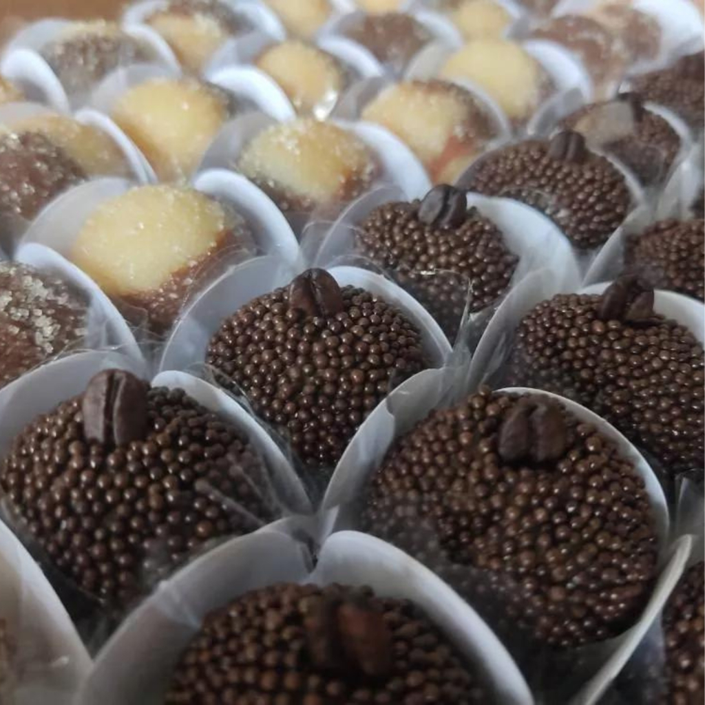Detalhes do Forminhas para Doces 4 Pétalas Branco  - 50 unidades - FunFestas - Rizzo