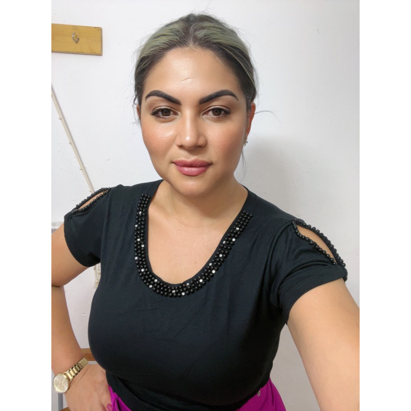 Blusa c/pedraria estilosa e abertura na manga Bordada, estilo casual.