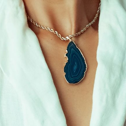 Choker Feminina Dourada Pingente Ágata Azul Colar Lerato Afro Pedra Quartzo Natural Presente Moda