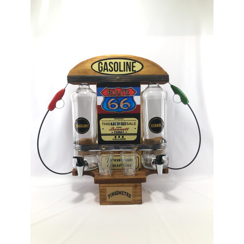 Pingômetro Bomba Posto Premium Madeira com 2 Garrafas Copo Cachaça Pin.ga Área Gourmet Bar Churrasco