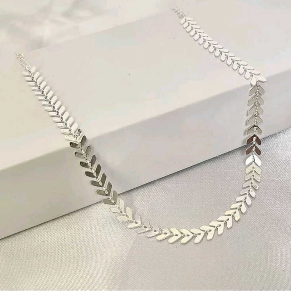 Colar chocker escama de peixe folheado a prata elegante