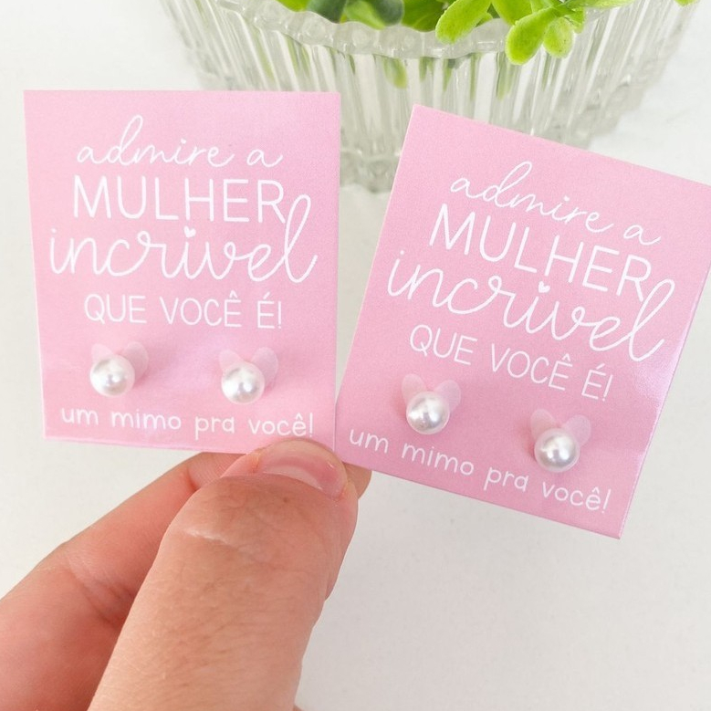 Mini Tag + Brincos de perola 6mm com tarraxa tag tamanho 4x5cm Frase admire a mulher.. em Oferta na Shopee