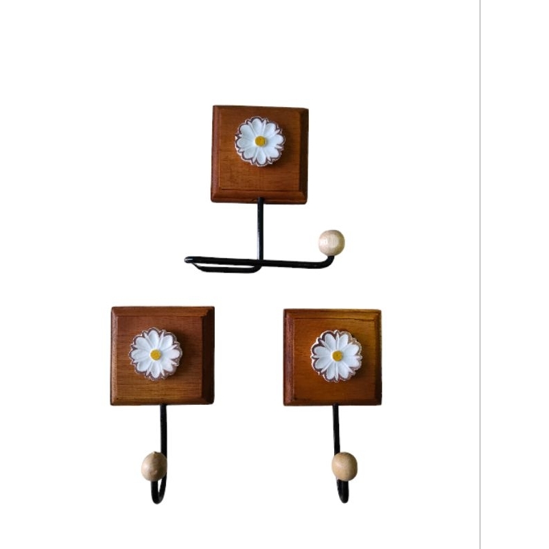 Kit com 2 porta toalhas e 1 porta papel higiênico flor madeira artesanal. em Oferta na Shopee