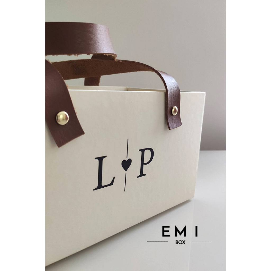 Caixa Cesta com Alça para Flores/Presentes Personalizado com Letras Iniciais 22x12x12cm Coração no Meio - unidade vazia