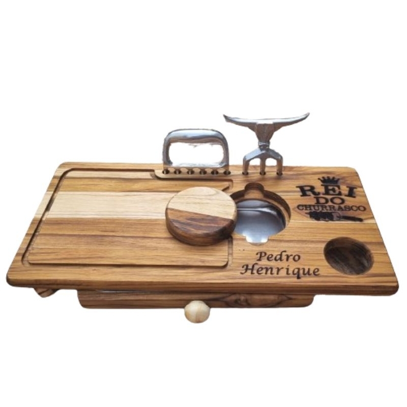 TABUA DE CHURRASCO COM GAVETA COMPACTA ACOMPANHA GARRA E TRIDENTE NOME PERSONALIZADO BRINDE GOURMET