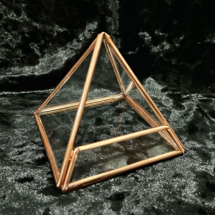TERRÁRIO MINI PIRÂMIDE DE COBRE VAZO PARA SUCULENTA - 8CM em Oferta na Shopee