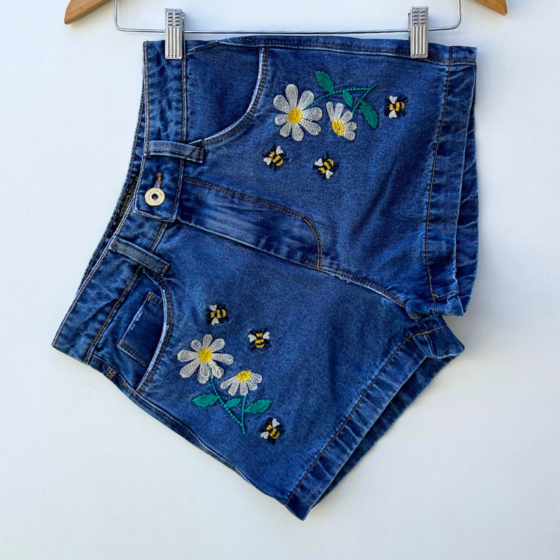 Short jeans feminino cintura alta bordado abelha em Oferta na Shopee