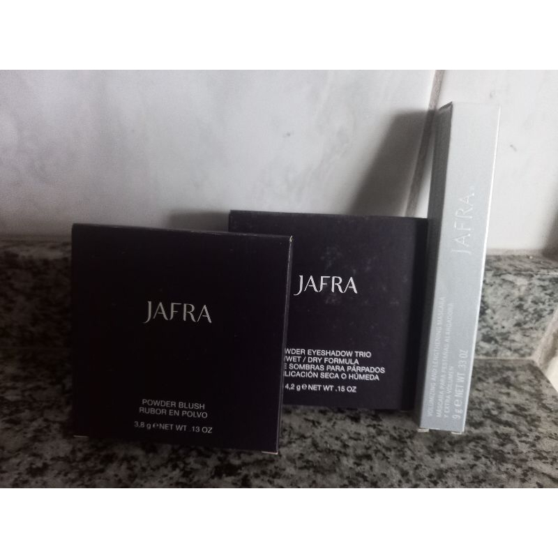 Kit maquiagem: Máscara de cílios, trio de sombras.