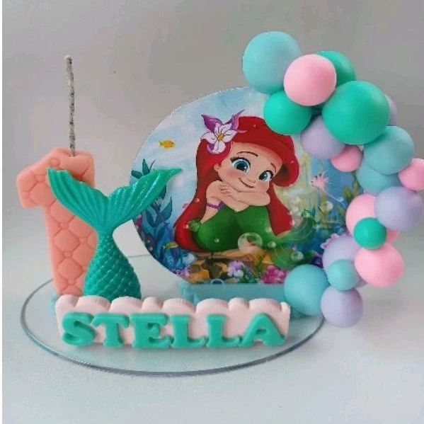 topo de bolo em biscuit pequena sereia. vela em biscuit pequena sereia personalizada com mini painel.