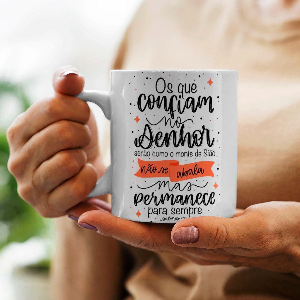 Caneca Os Que Confiam No Senhor Serão Como o Monte de Sião...