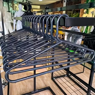 Cabide Adulto Preto Kit 80un Cabides Reforçado Expositor Para Roupas