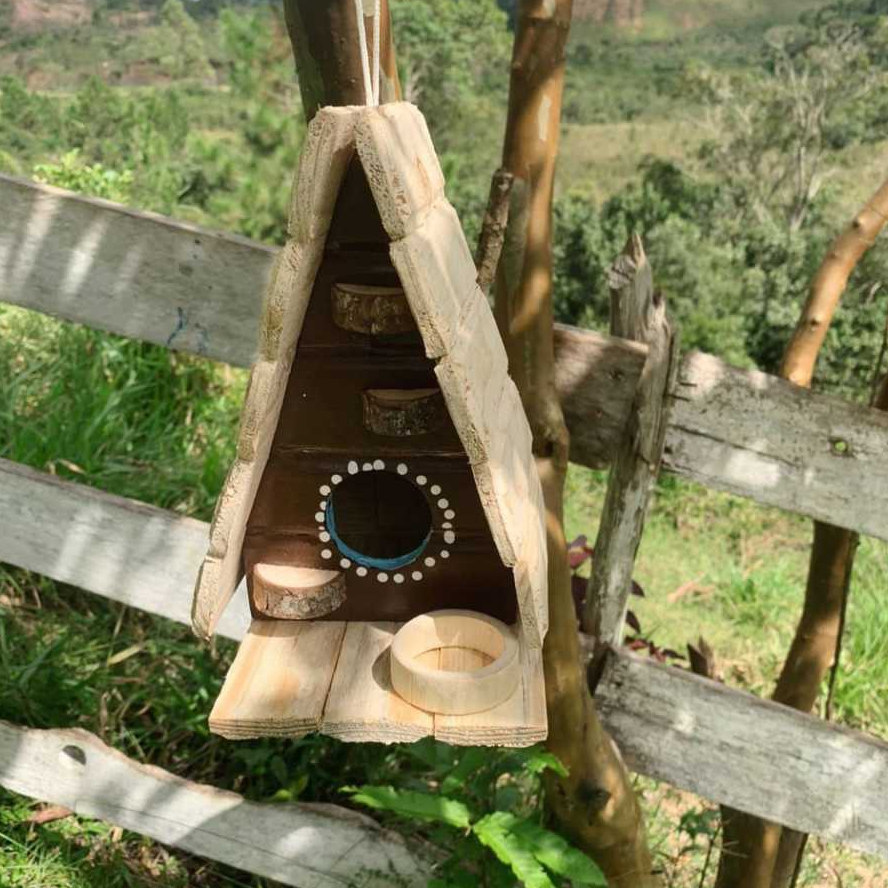Chalé de Passarinho Marrom feito de Madeira com Comedouro - Decoração de Jardim - Varanda - Quintal