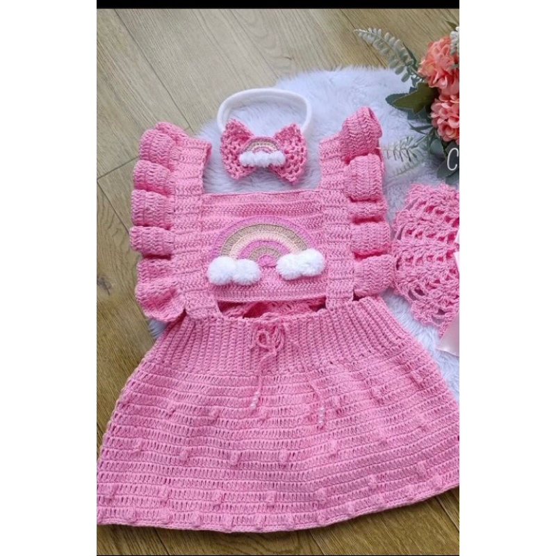vestido jardineira crochê