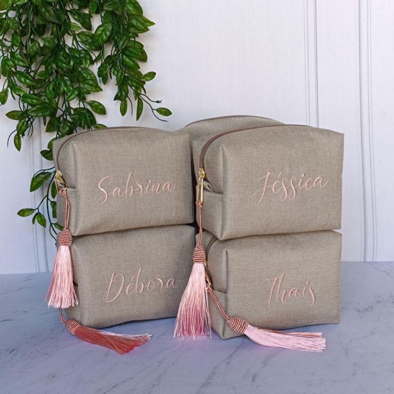 Necessaire personalizada, em linho com pingente tassel de seda