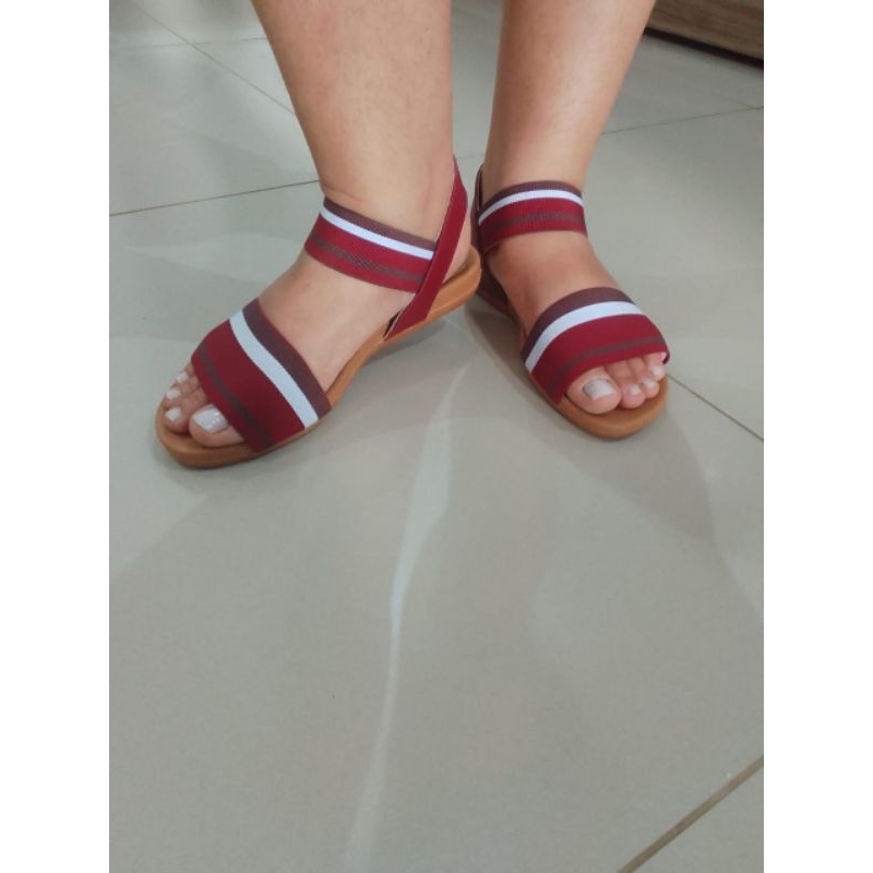 sandalia ortopédica confortável todas de elástico ajustar muito bem nos pés para da mais conforto para seu pés