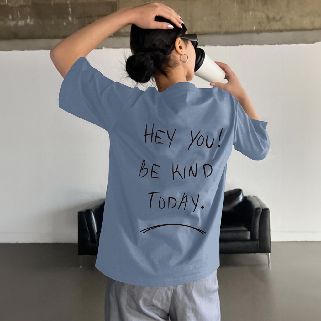 Camiseta Azul Bebê Larga Estampa Hey You Be Kind Today Frase Motivacional Seja Gentil Hoje Gentilez