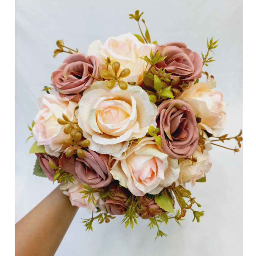 Buquê de Noiva Rose e Creme feito de Flores artificiais para Casamentos Civil ou Religioso
