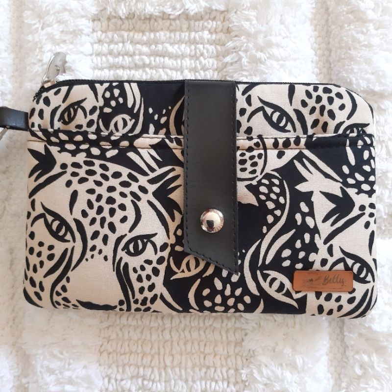 Carteira feminina com bolso para celular em tecido