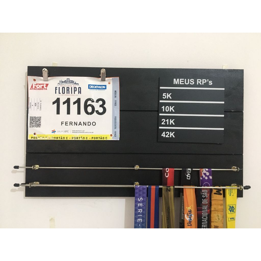 PORTA MEDALHAS ARTESANAL EM MDF PRETO PARA CORRIDA E OUTROS ESPORTES COM QUADRO DE RECORDES PESSOAIS