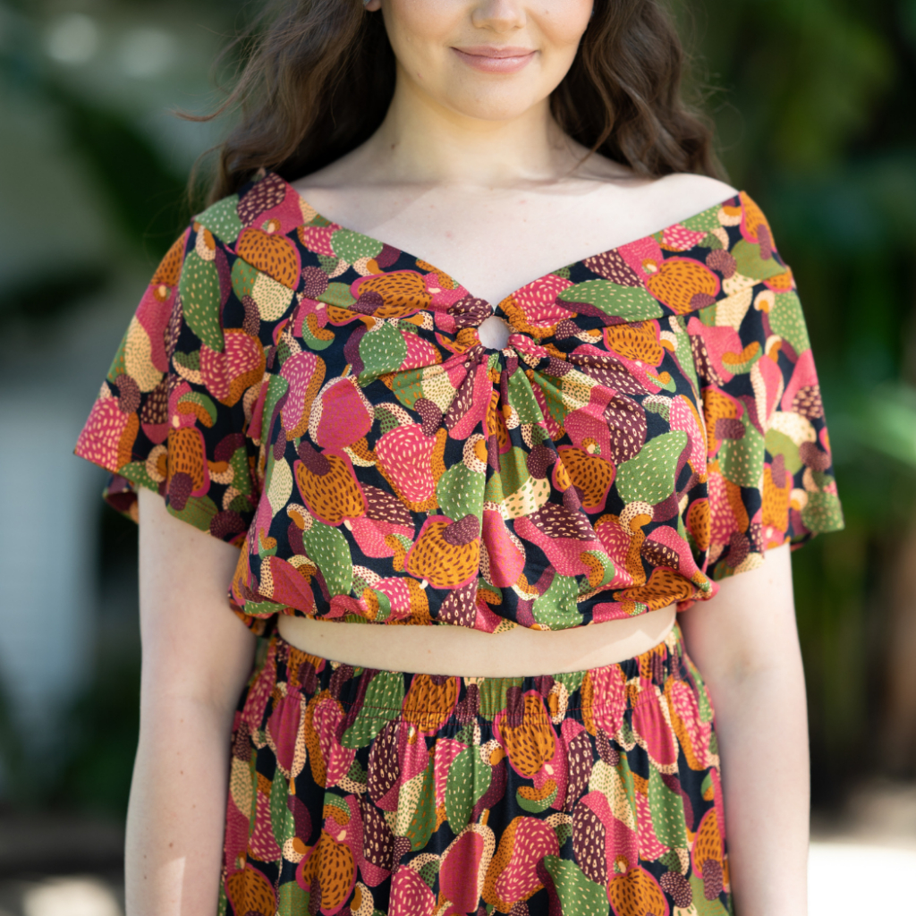 Blusa Ciganinha Cropped Com Elástico Viscose Feminina Blusinha Solta Conjunto Fresco Verão Estampa Tropical Gola V Luxo Crooped