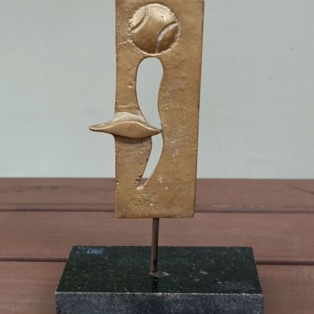 Belí­ssima escultura abstrata em bronze com base em granito