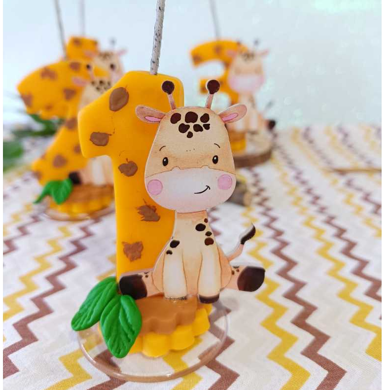 Topo de Bolo Tema Safari Decorada de Girafa Personalizada em Biscuit com Aplique/Para Pronta Entrega/ Vela Topo de bolo de Safári em Biscuit para Festa Infantil