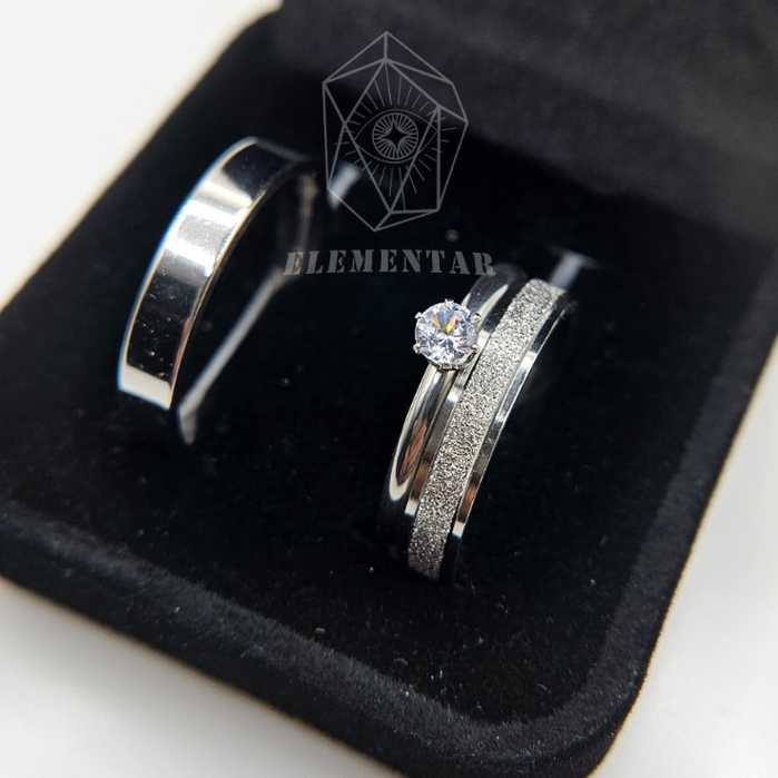 Kit Par de Alianças Namoro Compromisso Chanfrada fina Aço Prata + Solitário e Caixinha Preta em Oferta na Shopee