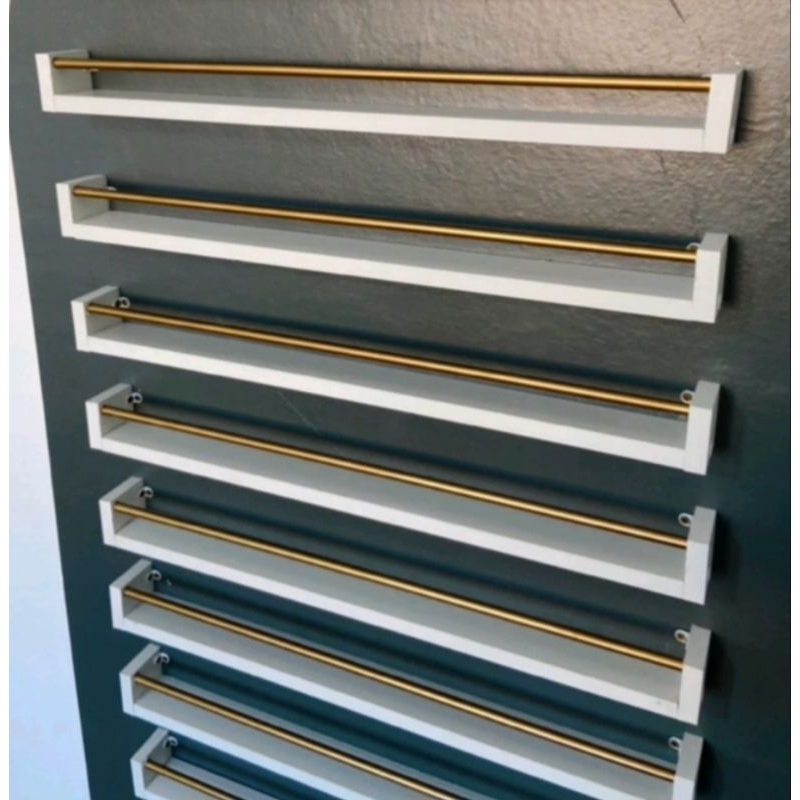 expositor de esmaltes com barra de proteção dourada prateleira em u