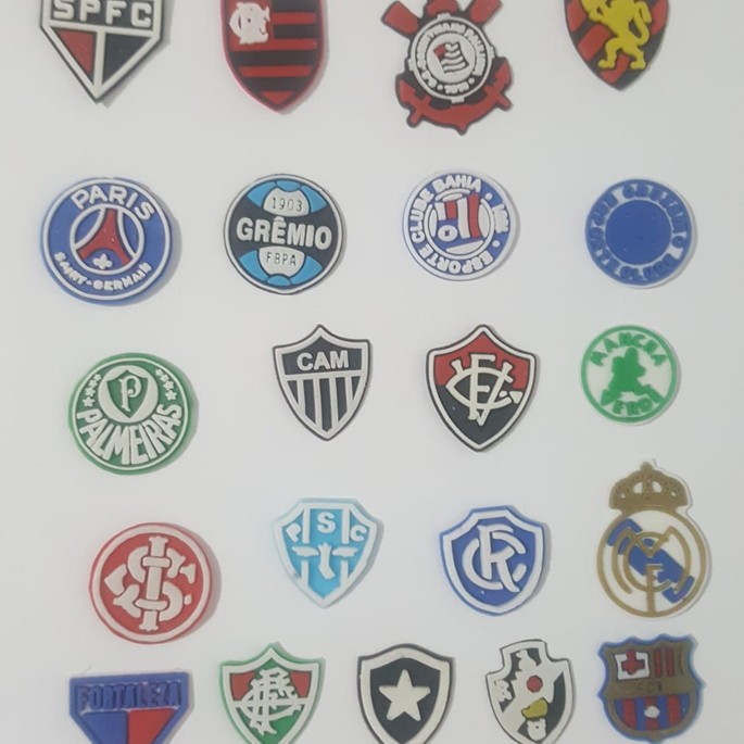 Aplique De Times variados  mede 1,5 a 2cm Pacotes com 20 Unidades em Oferta na Shopee