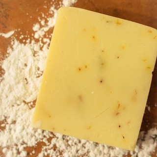 Sabonete artesanal antiacne de calêndula e dolomita  100g