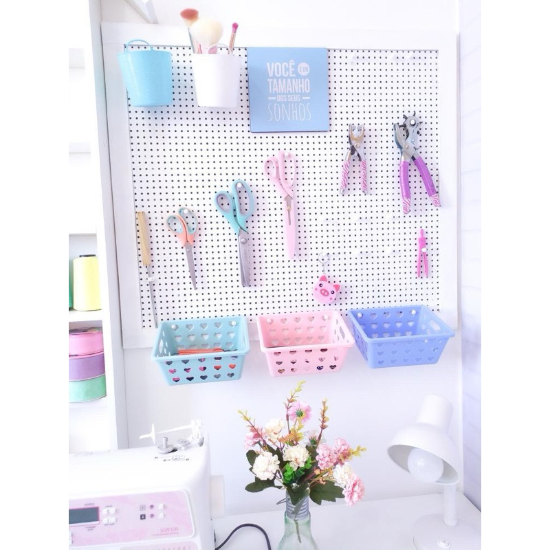 Pegboard quadro perfurado 110x60 branco com moldura + 10 ganchos em Oferta na Shopee