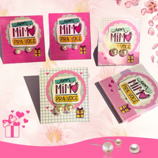 50 pares de Brinco perola com tag Mimo para cliente em Oferta na Shopee